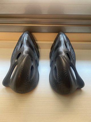Yeezy Foam Runner Negras Talla 43