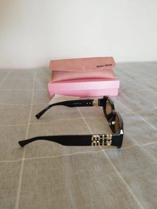 Gafas de sol Miu Miu mujer negras y amarillas