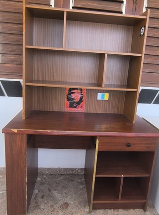 Escritorio de madera marrón