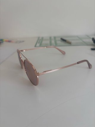 Gafas de sol doradas y rosas