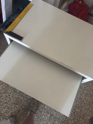 Escritorio blanco con bandeja