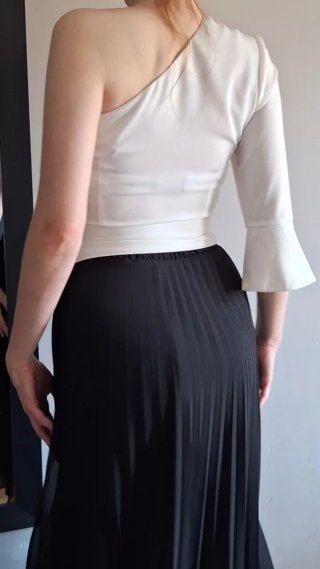 Blusa blanca asimétrica con fajín