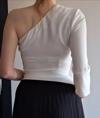 Blusa blanca asimétrica con fajín