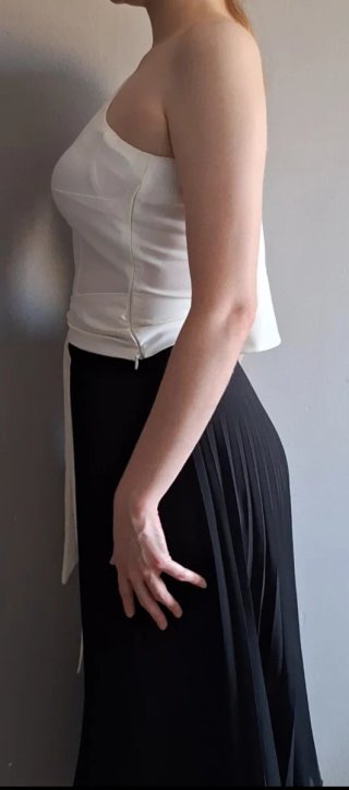Blusa blanca asimétrica con fajín