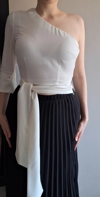 Blusa blanca asimétrica con fajín
