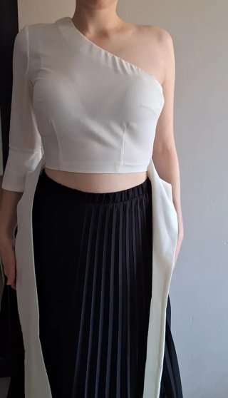 Blusa blanca asimétrica con fajín