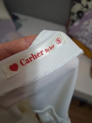 Blusa blanca asimétrica con fajín