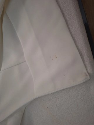 Blusa blanca asimétrica con fajín