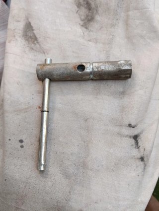 Llave de bujía 16mm