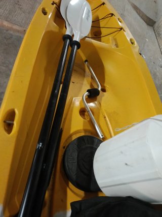 Kayak verde y amarillo con accesorios