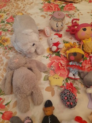 Muñecos y peluches variados