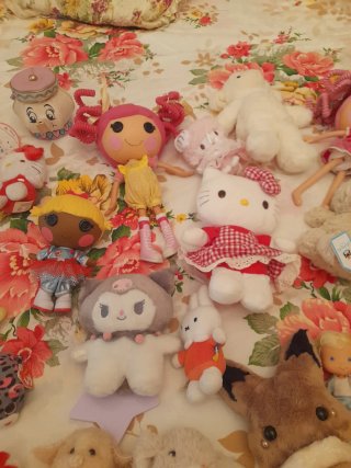 Muñecos y peluches variados