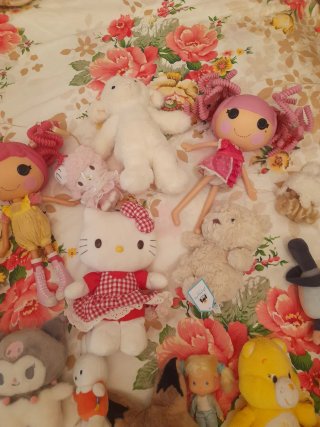 Muñecos y peluches variados