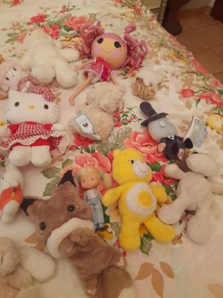 Muñecos y peluches variados