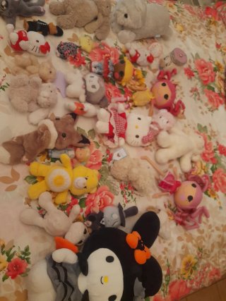 Muñecos y peluches variados