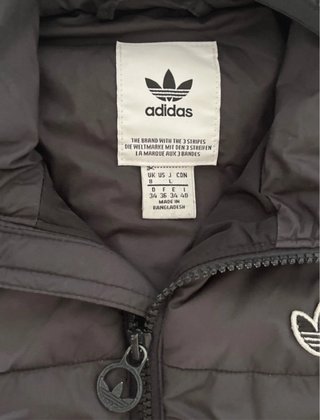 Chaqueta Adidas acolchada con capucha sin uso