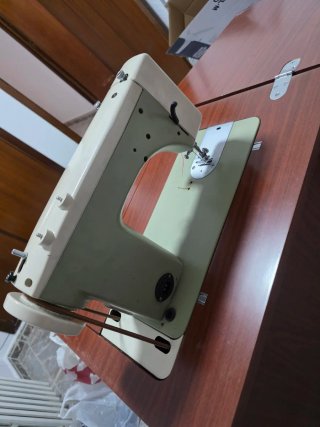 Máquina de coser antigua de madera