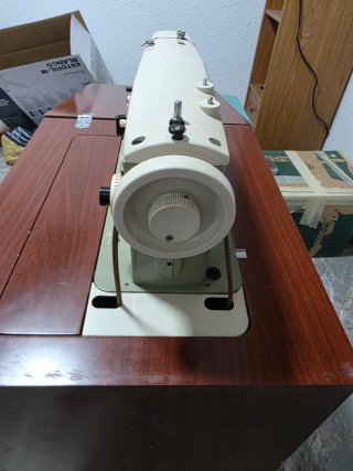 Máquina de coser antigua de madera