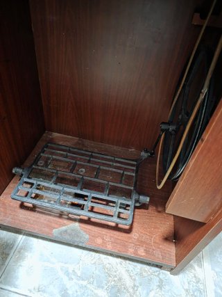 Máquina de coser antigua de madera