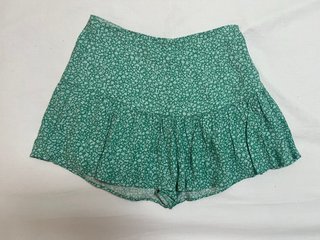 Falda pantalón verde Pull and Bear floral