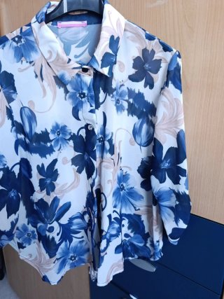 Camicia donna fantasia floreale blu e bianca