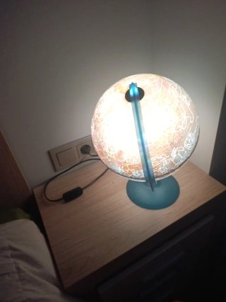 Globo terráqueo con luz
