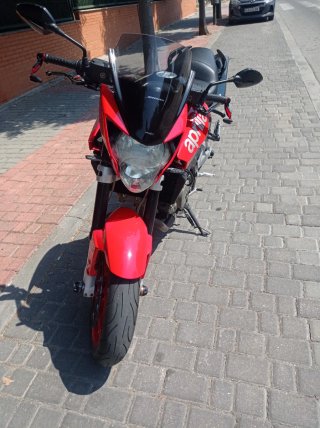 Aprilia Naked Moto Roja y Negra