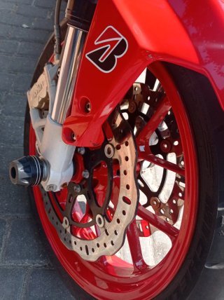 Aprilia Naked Moto Roja y Negra