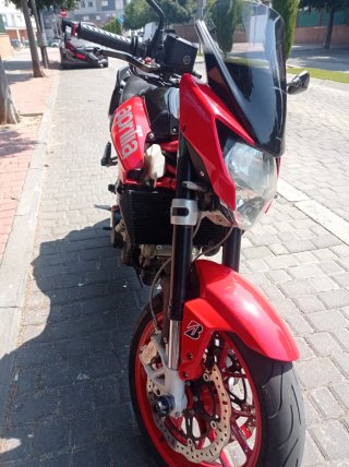 Aprilia Naked Moto Roja y Negra