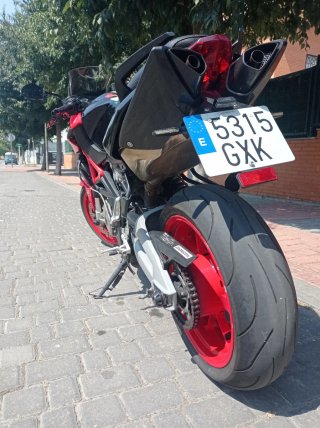 Aprilia Naked Moto Roja y Negra