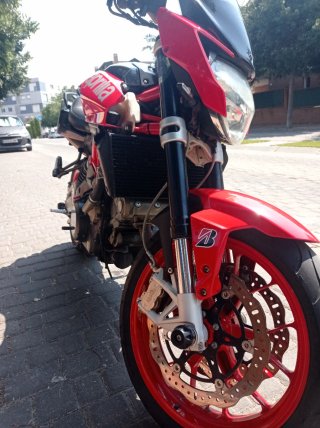 Aprilia Naked Moto Roja y Negra