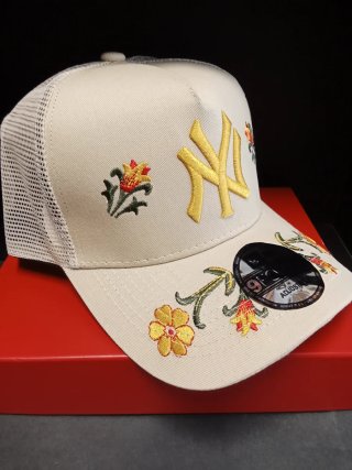 Gorra New Era 9Forty Beige y Dorada Talla única
