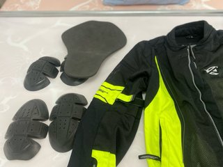 Chaqueta y Casco Moto Negro/Amarillo