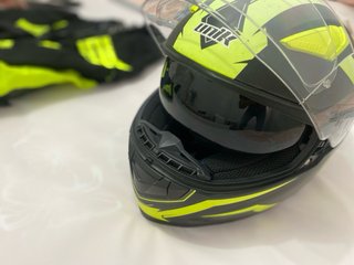 Chaqueta y Casco Moto Negro/Amarillo