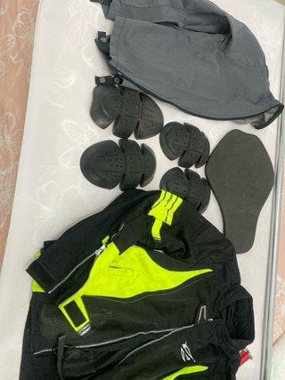 Chaqueta y Casco Moto Negro/Amarillo