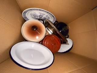 Cajas de antigüedades variadas