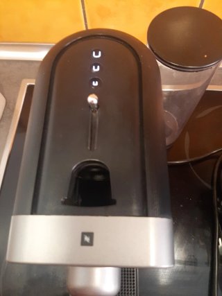 Macchina da caffè Nespresso nera e argentata