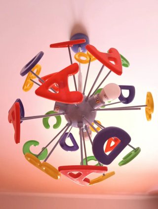 Lámpara infantil con letras de colores