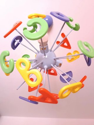 Lámpara infantil con letras de colores