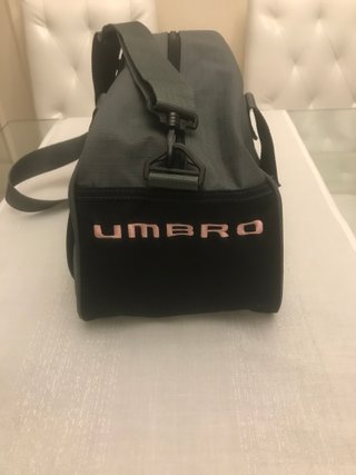 Bolso deportivo Umbro gris y rosa
