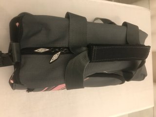 Bolso deportivo Umbro gris y rosa