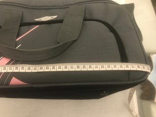 Bolso deportivo Umbro gris y rosa