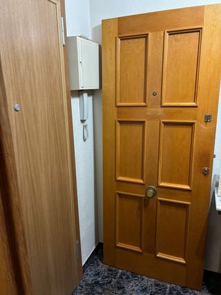 Puerta de madera maciza