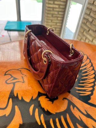 Bolso de mano rojo con cerezas