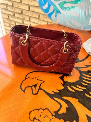 Bolso de mano rojo con cerezas