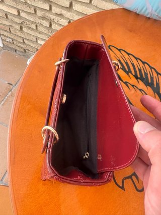 Bolso de mano rojo con cerezas