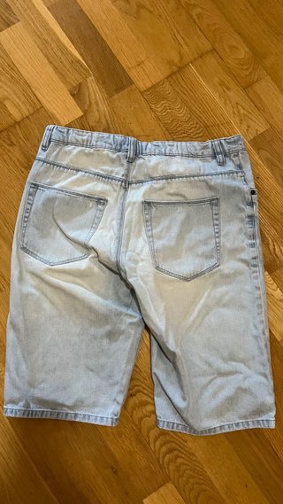 Pantalón corto vaquero desgastado