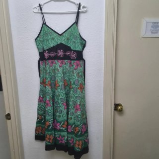 Vestido verde con flores rosas y naranjas