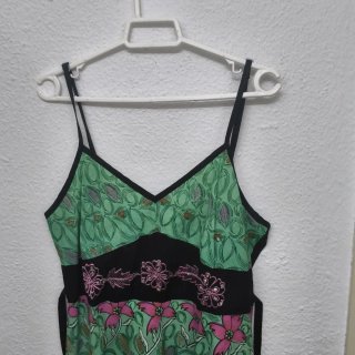 Vestido verde con flores rosas y naranjas