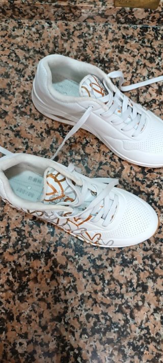 Skerchers Uno Blancas y Doradas